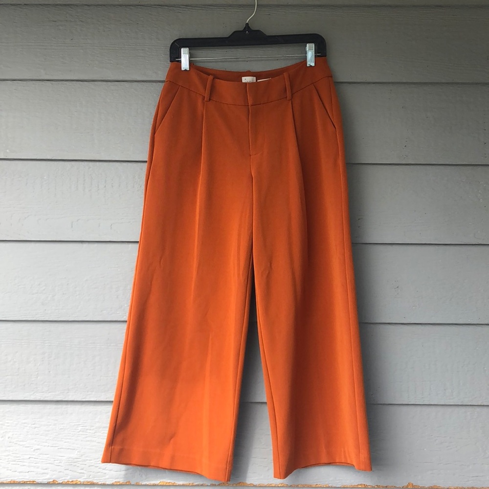 Wide-leg Cropped Trousers.